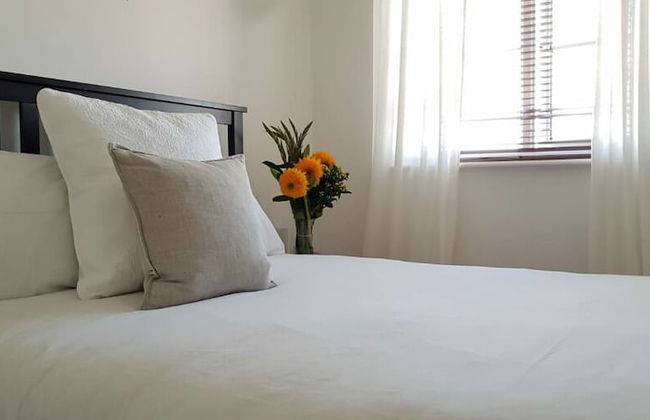 Bright & Modern 2BR Apartment Parking - Foto 2