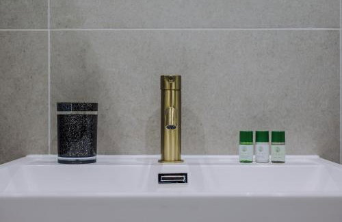 Chic 2Bed Apartment in Heart of Altrincham - Pass the Keys - Foto 20