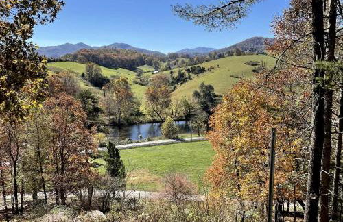 Rustic-Modern Log Cabin Getaway: Family-Friendly, Quiet Ranch, Wildlife at Your Door in Clyde, North Carolina - Foto 7