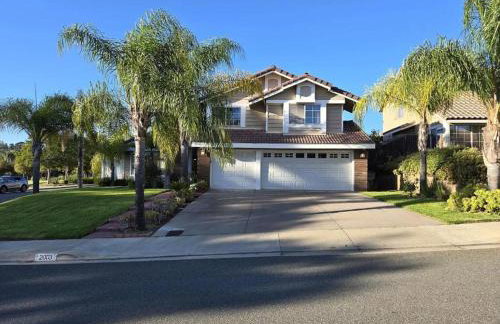 Entire Private Home with 4 Bedrooms, Pool, Hot Tub, King Bed, Garage, Available Now - Foto 19