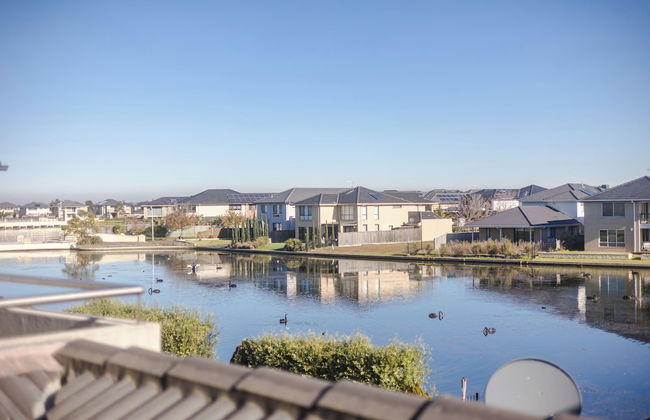 StayAU Magnificent Lakefront Villa - Foto 54