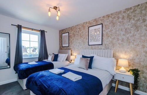 Liverpool-Halewood-Speke - NR Airport & JLR - Sleeps 8 - 5 Beds 1 sofabed 2 Bath Driveway Parking - Docks - Short 2 Long Stays - by Samina, ARZ Stays - Foto 1