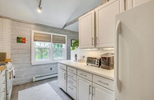 Serene Holmes Cottage Near Lakes and Trails! - Foto 8