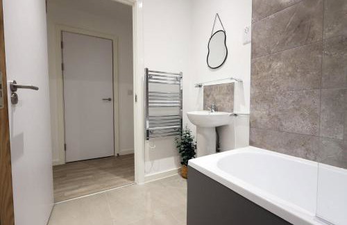 Modern Comfort Near Castle St with WiFi & Parking! - Foto 34