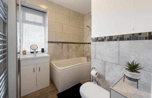 Large Home - Free Parking-WiFi By Hinkley Homes Short Lets & Serviced Accommodation - Photo 20