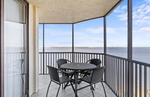 Stunning Waterfront Residence with Panoramic Water Views - Foto 15