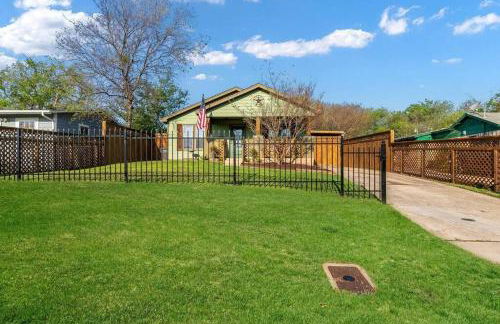 Stockyards 5 mins!-New!-Sleeps 8. Cowboy Bungalow - Foto 42