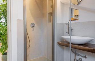 Bright penthouse attic in the heart of Milan - Photo 3