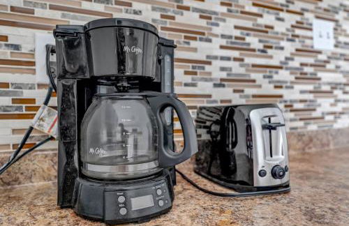 Renovated Main Floor Large 3 Bed House - Photo 21