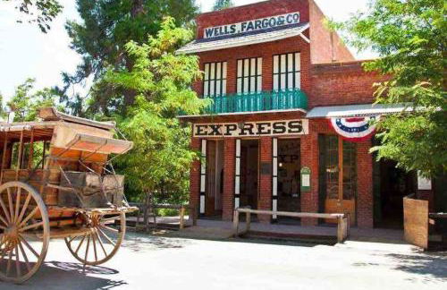 Historic Washington St Balcony - Photo 29