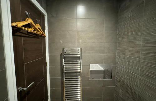 Southgate Luxury Apartments-Jaquzzi Bath-Private Parking- suitable for contractors - Foto 72