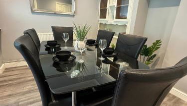 Modern 3-Bed Home with Parking & Garden Wolverhampton - Photo 5