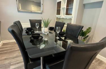 Modern 3-Bed Home with Parking & Garden Wolverhampton - Photo 5