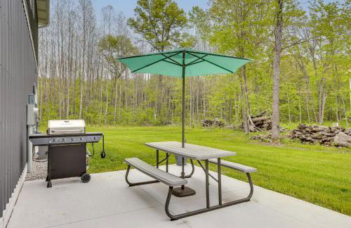 Pet Friendly Higgins Lake Home Firepit and Yard - Foto 24