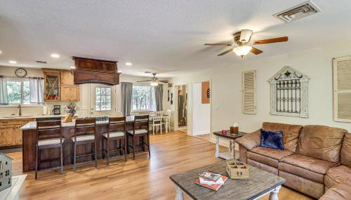 Near Woodland Lake Park Home with Fire Pit! - Foto 4