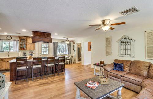 Near Woodland Lake Park Home with Fire Pit! - Foto 4