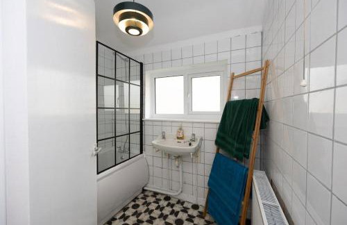 Cosy mid century Stockport with views, dog walks, woodburner - Foto 38