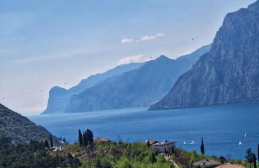 Apartment Sweet Retreat - Photo 29