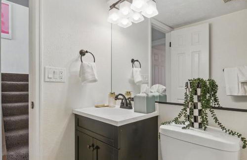 Spacious 4BD - Backyard BBQ, Fire Pit & Mini Golf - Foto 25