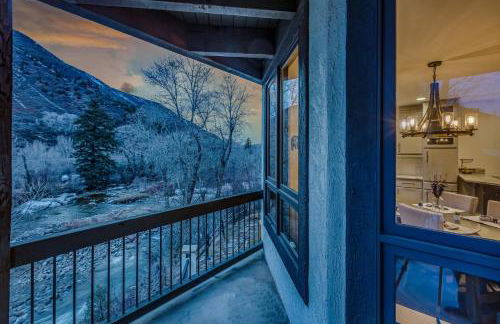 Cozy mountain home w riverfront patio - Foto 19