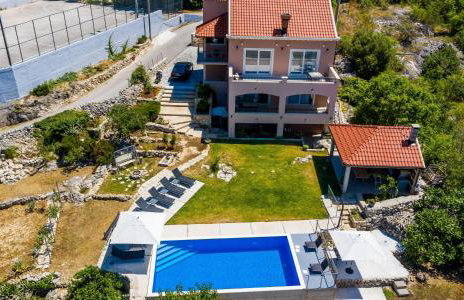 Villa Majkovica - 4 Bedroom Villa with Private Pool & En-Suite Bathrooms & Parking - Photo 73
