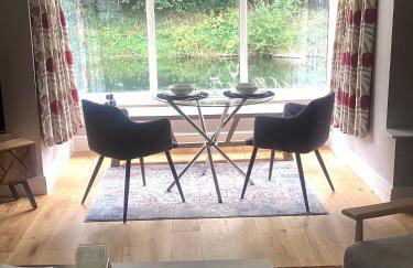 The Studio, spacious riverside property in Ludlow with private parking - Photo 2