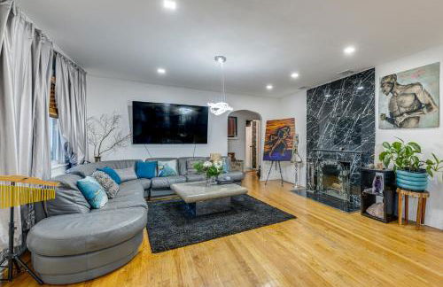 8 Mi to Jones Beach State Park! Cozy Home with Porch - Foto 1