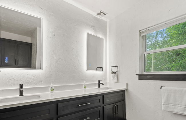 6BR Retreat Comfort Convenience Kitchen 16 - Photo 21