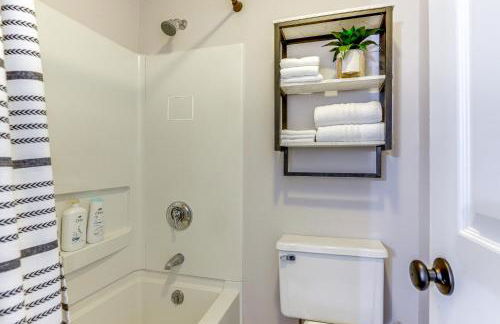 Golf Course Views and Pool Access! Norwich Studio - Foto 14