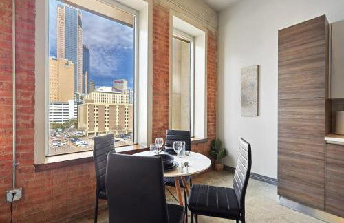 Luxury 1 Bed Downtown Views, POOL GYM Theater Room - Foto 14