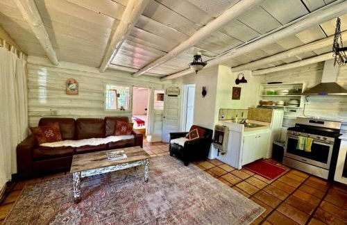 Log Casita Overlooking Pond and Waterfall near Taos, New Mexico - Foto 12