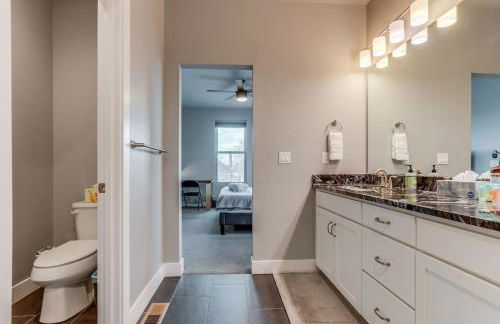 Modern And Spacious Townhouse Blocks from Downtown - Foto 34