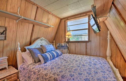 Steps to Lake! Charming Cabin Pool Access and Decks - Foto 22