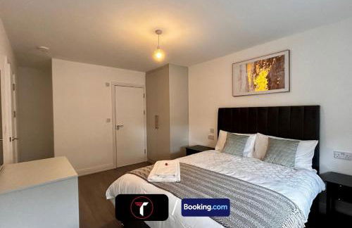 Spacious 4 Bedroom By Tara Stays Short Lets & Serviced Accommodation Aldershot With Free WiFi & Garden - Foto 9