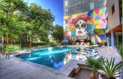 Beautiful RiverWalk Apt with Full Amenities, King Bed & Free Parking - Foto 1