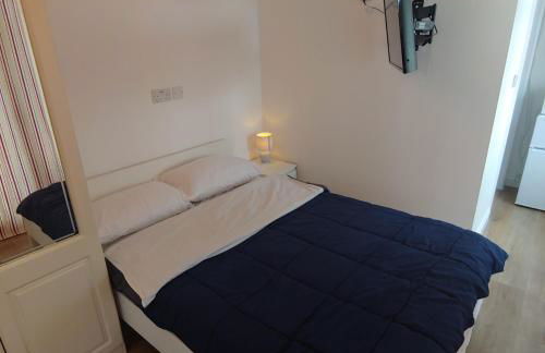 Self Contained, Double Bed Studio, private kitchen, private Bath, Walking distance to Harry Potter - Foto 27