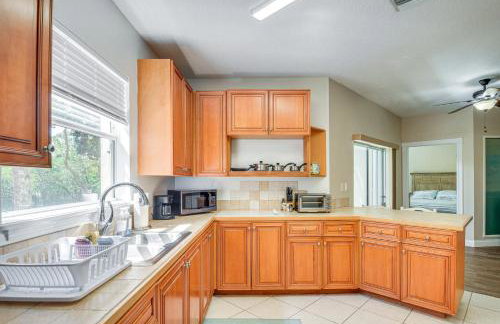 Walk to the Beach! New Smyrna Hideaway with Patio - Foto 8