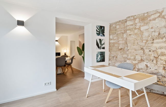 Modern Apt Old Town w Panoramic View ID4 - Photo 27