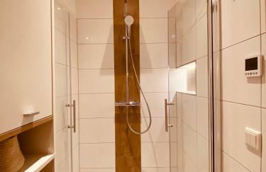 HOCHWERTIGE Ferienwohnung mit 7qm Balkon, Netflix, Kaffeeautomat, RainShower Bad - Foto 14