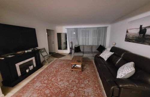 Spacious 4BR Home w Pool • Family Friendly - Foto 3