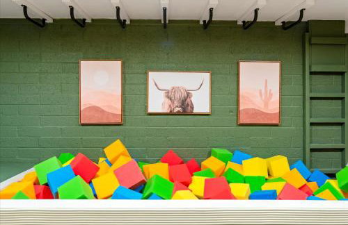 Slide into Fun Pool Games Fire Pit Sport Court - Foto 64