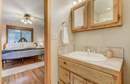 Chic chalet w/ hot tub, ping-pong, arcade bball - Foto 16