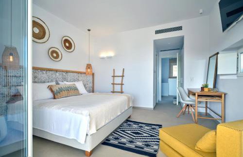 Private Luxury Scarlet beachfront villa, Molos, Paros - Photo 40