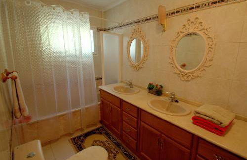 Holiday villa in 10 min from Fuengirola beach with sea views pool BBQ parking WiFi aircon big garden - Photo 20