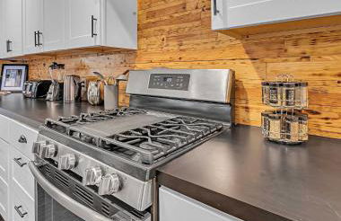 New-The Mod Poppy Large home 10 minutes from it all - Photo 16