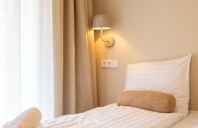 Modern Lodge on the Water in a Holiday Park - Foto 2