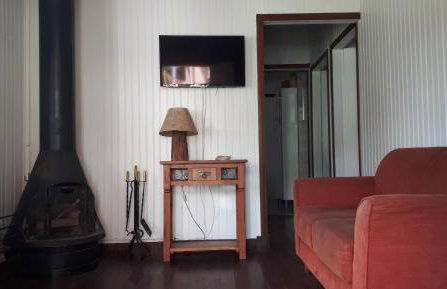 Chale de Madeira - Lareira e Fogueira---lindo gramado com mesa para café da manhã, churrasqueira e fogueira - Foto 18