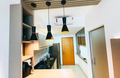 ACONCHEGANTE E MODERNO APARTAMENTO PERTÍSSIMO DA PRAIA - Foto 7