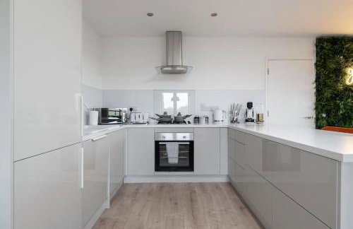 Luxury 2 bed, Central, Free Parking, Smart TV By Valore Property Services - Photo 12