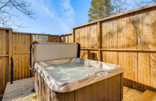 Private Hot Tub, Steps to Main St Saluda Retreat - Foto 39